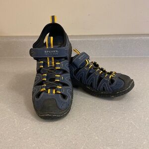Kids sandal/water shoes, size 4 (youth)